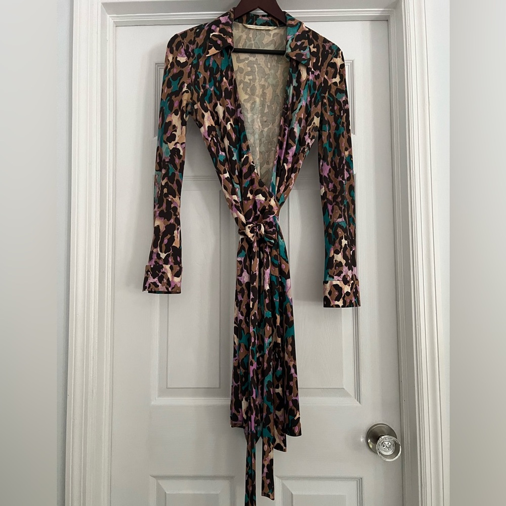 Diane Von Furstenburg rare 100% silk leopard print wrap dress, excellent.